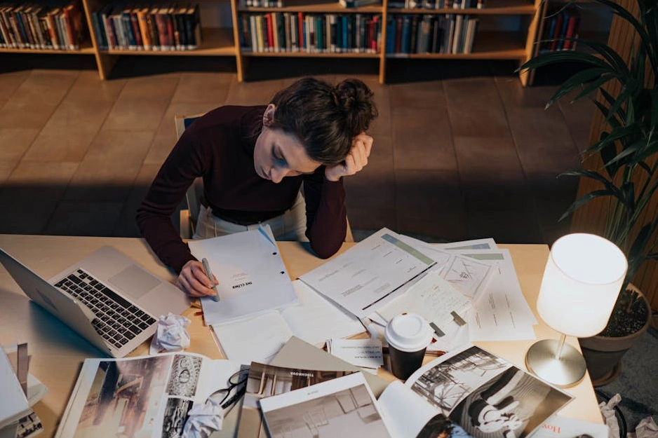 Profesionál soustředěně pracující na notebooku v moderním prostředí